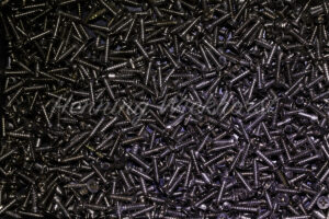 Menge Schrauben auf schwarzem Grund - ImageShop