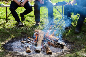 Menschen am Lagerfeuer - ImageShop