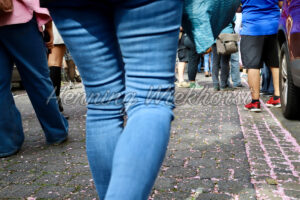 Menschen gehen auf der Strasse - ImageShop