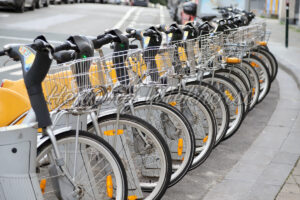 Mietfahrräder in Reih und Glied - ImageShop