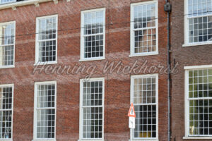 Moderne Fenster in alter Fassade - ImageShop