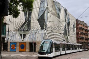 Moderne Tram vor moderner Shopping Mall - ImageShop