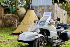 Motorrad-Gespann vor einem Zelt - ImageShop