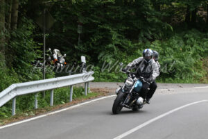 Motorrad fährt an anderem Bike vorbei - ImageShop