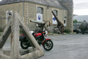 Motorrad hinter Panzersperre in der Normandie - ImageShop