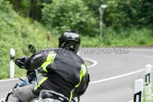 Motorradfahrer in der Kurve - ImageShop