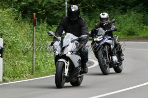 Motorräder fahren auf der Strasse - ImageShop