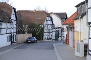 Niederbachem (14) – Straße mit Fachwerkhaus - ImageShop Online