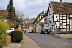 Niederbachem (25) – Fachwerk in einer Dorfstraße - ImageShop Online