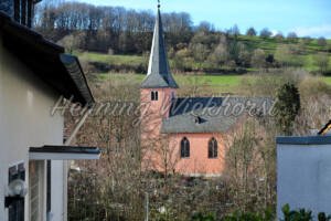 Niederbachem (3) – Die Kirche im Dorf - ImageShop Online