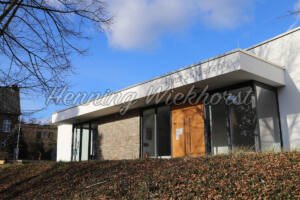 Niederbachem (5) – Bibliothek unter blauem Himmel - ImageShop Online
