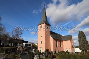 Niederbachem (6) – Kirche mit Friedhof unter blauem Himmel - ImageShop Online