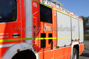 Notrufnummer auf Feuerwehrwagen - ImageShop