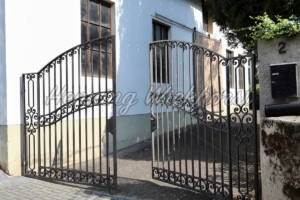 Offenes Tor zum Hof - ImageShop Online