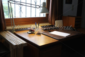 Office-Tisch vor Fenster - ImageShop