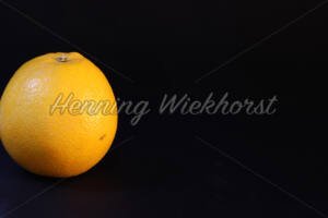 Orange auf schwarzem Hintergrund - ImageShop Online