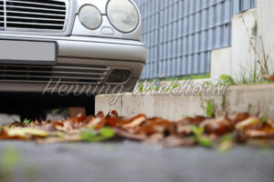 Parkendes Auto im Herbst - ImageShop