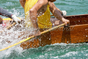 Person mit Paddel im Drachenboot - ImageShop