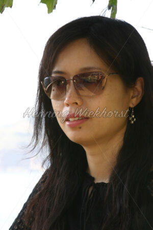 Portrait einer jungen und modischen Asiatin - ImageShop