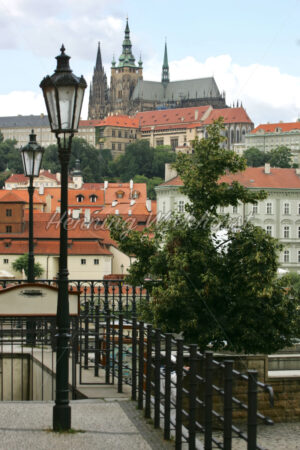 Prag – In der Stadt mit Blick auf die Kirche - ImageShop