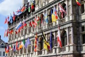 Rathaus von Antwerpen mit Flaggen - ImageShop