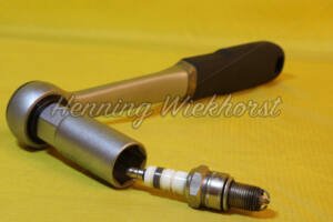 Ratsche und Zündkerze - ImageShop Online
