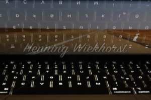 Reflexionen an einem halb aufgeklappten Laptop - ImageShop