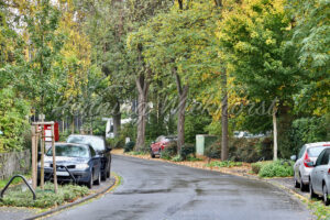 Regennasse Strasse Anfang Herbst in der Stadt - ImageShop