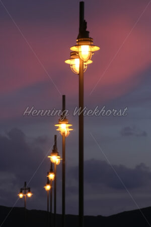 Reihe von Laternen am Abend - ImageShop