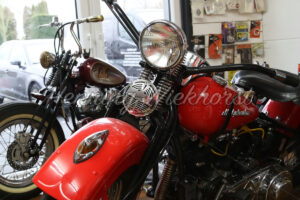 Restauriertes Motorrad im Laden - ImageShop