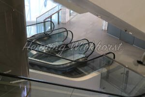 Rolltreppen in einer Hochhauslobby - ImageShop Online