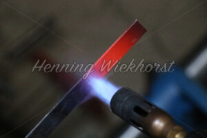 Rot-glühender Stahl unter Flamme - ImageShop