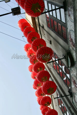 Rote Laternen zieren ein Haus - ImageShop