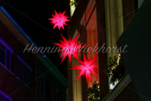 Rote Weihnachtssterne an einem Haus - ImageShop