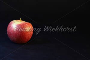 Roter Apfel auf schwarzem Hintergrund - ImageShop Online