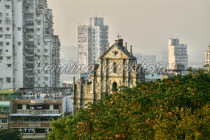 Ruine einer Kirche in der Stadt - ImageShop