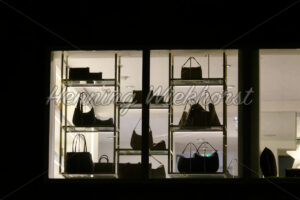 Schaufenster mit Handtaschen im Dunkeln - ImageShop