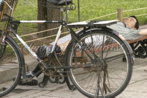 Schlafender Mann mit Fahrrad - ImageShop