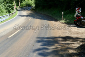 Schmieriger Schlamm auf den Strassen zum Ahrtal (3 Tage n. d. Flut) - ImageShop