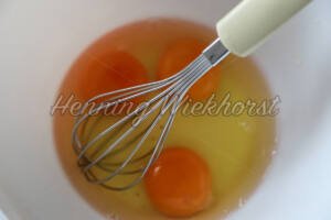 Schneebesen und drei Eier - ImageShop Online