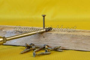 Schrauben mit Holz und Schraubenzieher - ImageShop Online