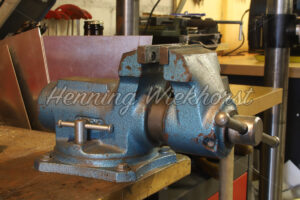 Schraubstock an einer Werkbank - ImageShop