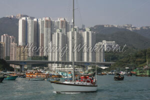Segelboot vor Aberdeen-Hafen - ImageShop