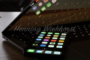 Smartphone auf Laptop-Tastatur - ImageShop