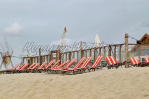 Sonnenliegen am Strand von Holland - ImageShop