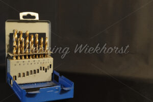 Sortiment von Bohrern vor schwarzem Hintergrund - ImageShop