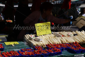 Spargel-Stand auf dem Markt - ImageShop