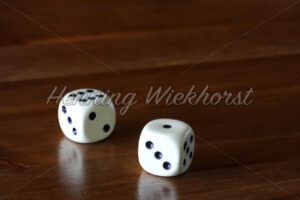 Spielwürfel auf dem Tisch - ImageShop