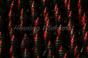 Spitze Schrauben im Rotlicht - ImageShop
