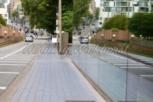 Strasse spiegelt sich in einer Fassade - ImageShop